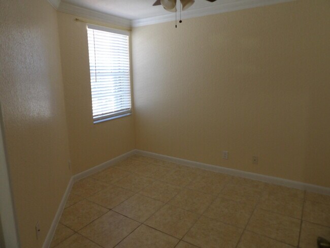 Building Photo - 996 Summit Lake Dr