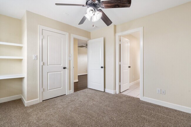 Building Photo - 328 Country Crossing Cir