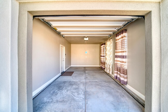 Building Photo - 1544 N Daylight St