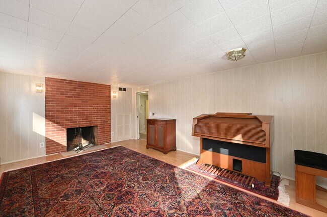 Building Photo - Spacious 4BR/2 BA Home in Quiet North-End ...
