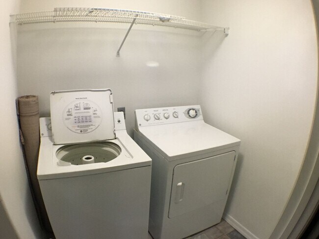 Building Photo - Great 2 bedroom condo on 2nd story!