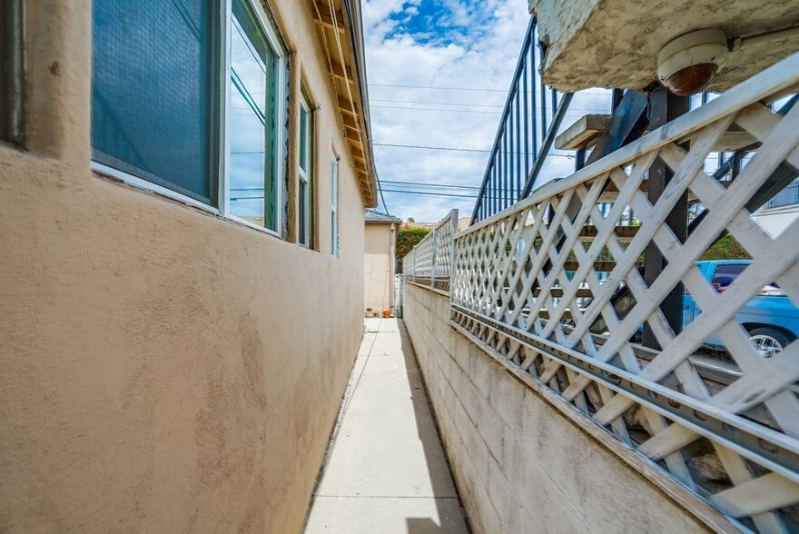 Building Photo - 5358 S Harcourt Ave