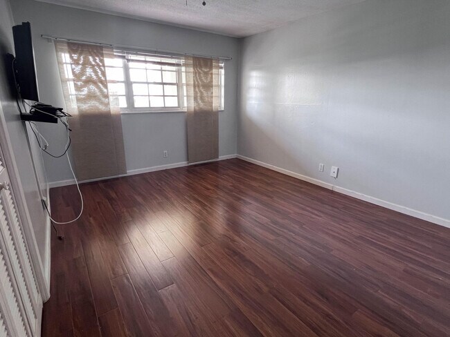 Building Photo - 3050 N Palm Aire Dr