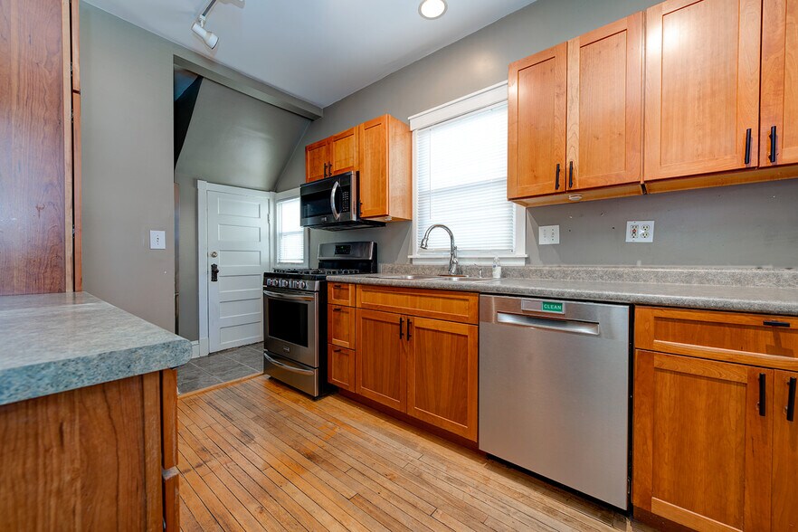 Building Photo - 540 Lyman Ave
