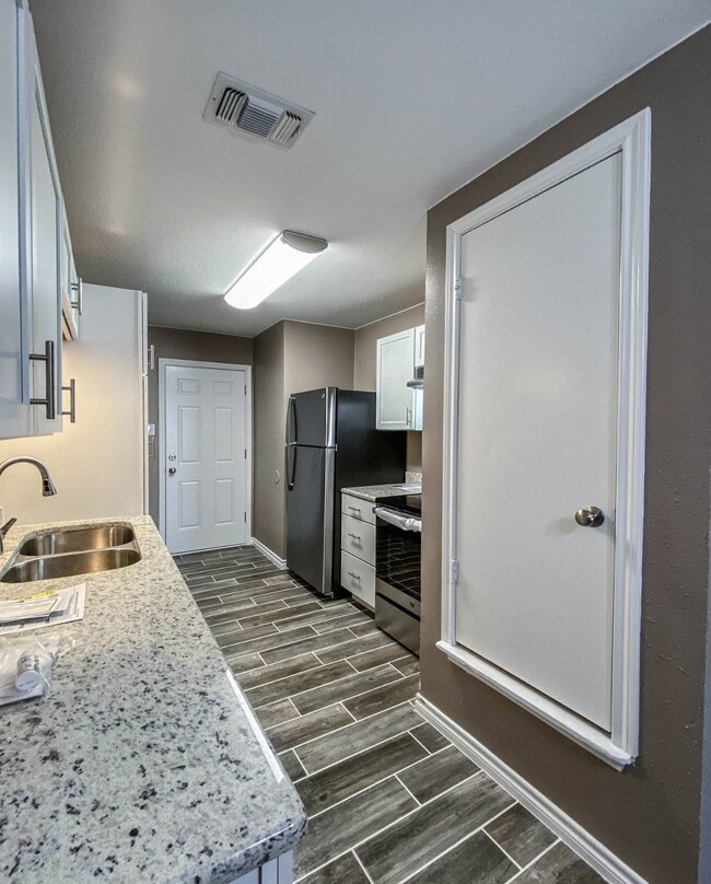 Building Photo - 2208 Shoemaker Dr