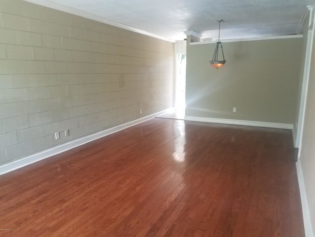 Building Photo - 2043 Dunsford Terrace