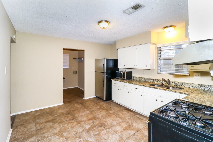 Building Photo - 9091 S Wilderwood Ln