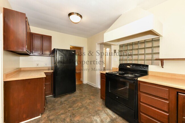 Building Photo - 1802 W Friendly Ave
