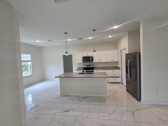 Building Photo - Large 4 Bed 3 Bath with 2 Car Garage-LEHIG...