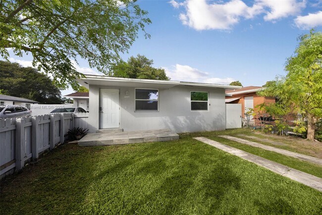 Building Photo - 2009 NW 32nd St