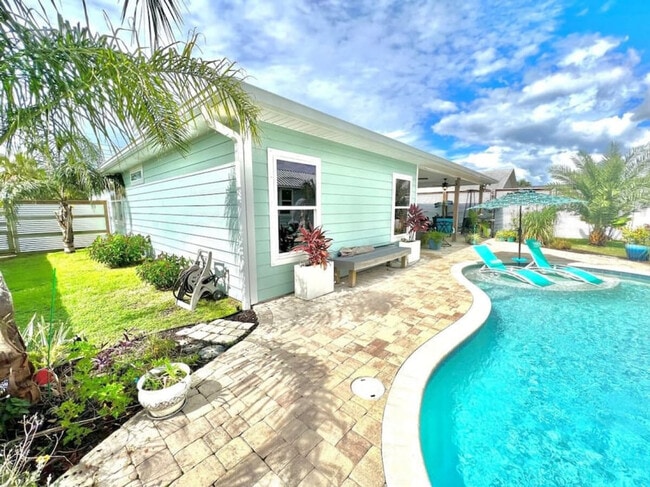 Building Photo - 5402 Pinetree Ave