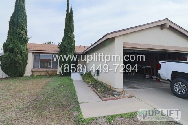 Primary Photo - 3 Bed, 2 Bath House w/ 2-Car Garage, Priva...