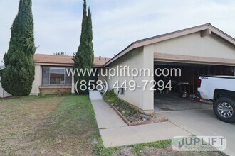 Building Photo - 3 Bed, 2 Bath House w/ 2-Car Garage, Priva...