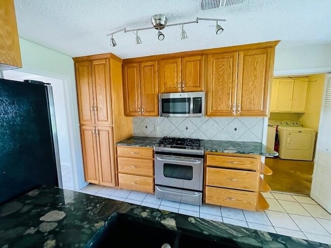 Building Photo - 2206 Kenbridge Dr