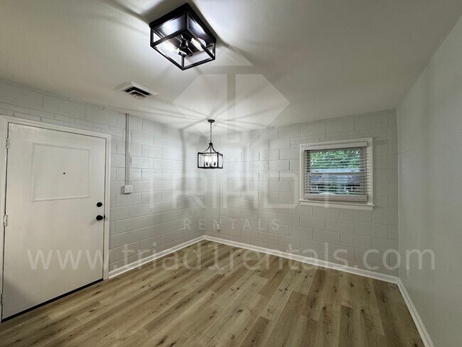 Building Photo - 2205 Hathaway Dr