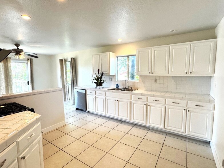 Building Photo - 728 5th Ave