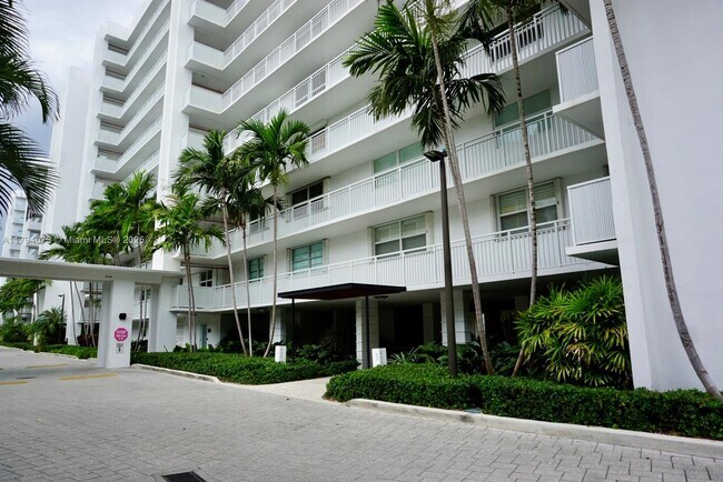 Building Photo - 605 Ocean Dr