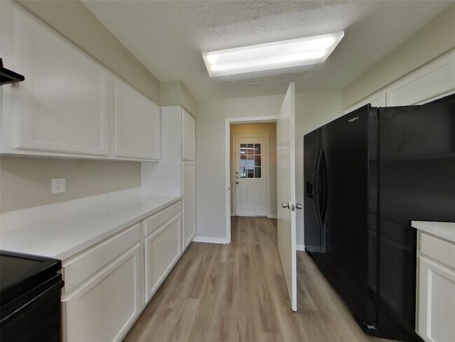 Building Photo - 16815 Shrub Oak Dr
