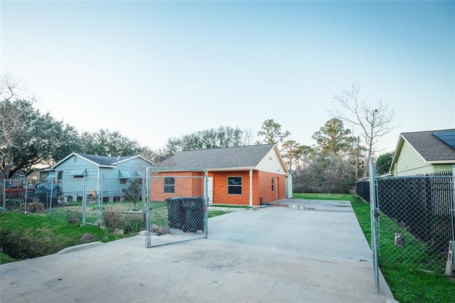 Building Photo - 5617 Schutz St