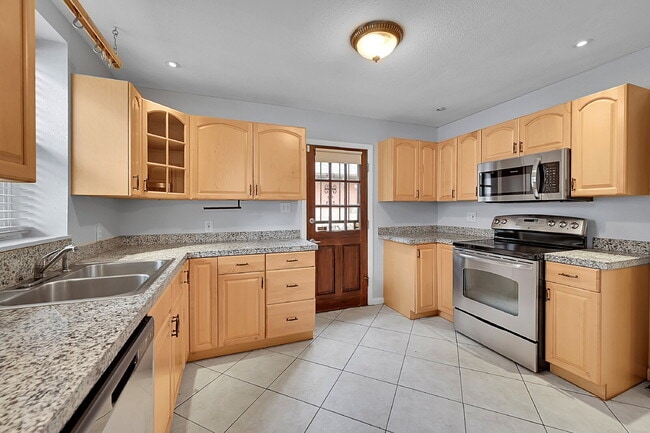 Building Photo - $2,295.00 - 3 Bedrooms, 1.5 Bathroom, Town...