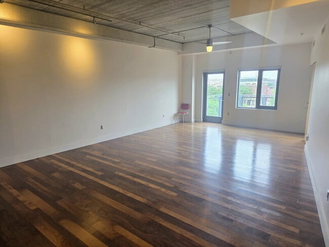 Building Photo - 309 E 5th St