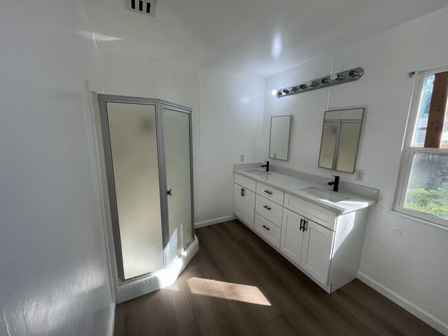 Building Photo - Recently renovated 2 bed 2 bath in Sacramento!
