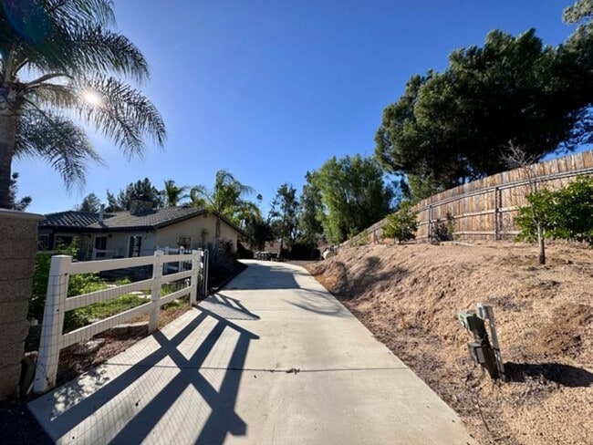 Building Photo - Move in Special! Move in by November 1st a...