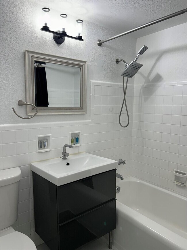 Building Photo - 720 NE 17th Ct