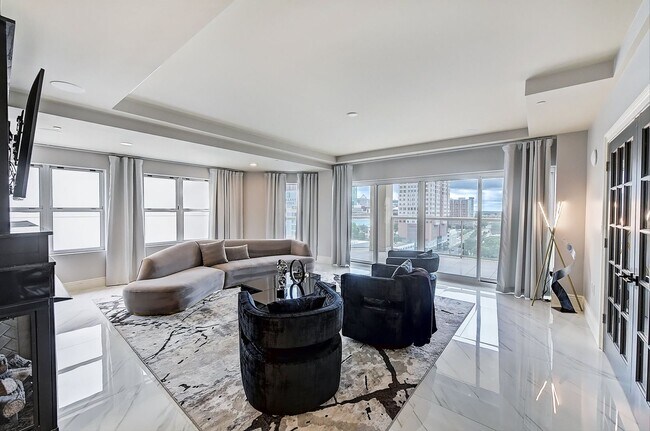 Building Photo - Modern High End Luxury Condo in Uptown Charlotte