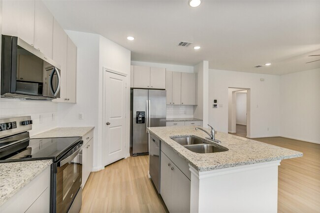 Building Photo - 11927 Pondwood Dr