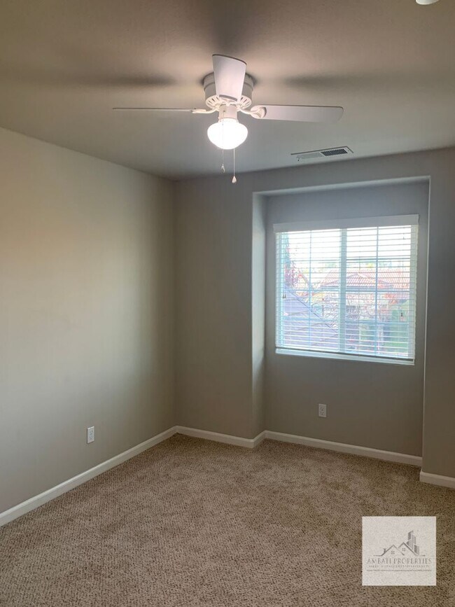 Building Photo - Spacious 4 Bedroom 3 Bath Home in Harlan R...