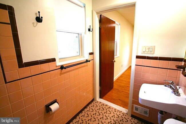 Building Photo - 10104 Towhee Ave