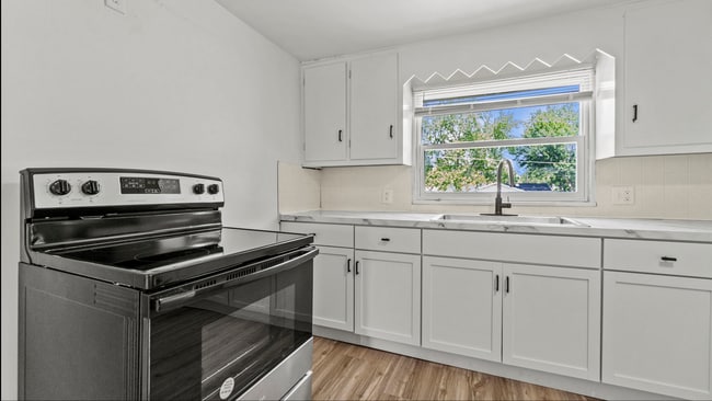 Building Photo - COMING SOON! 3 Bed/ 2 bath House!