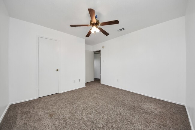 Building Photo - 403 Willow W Dr