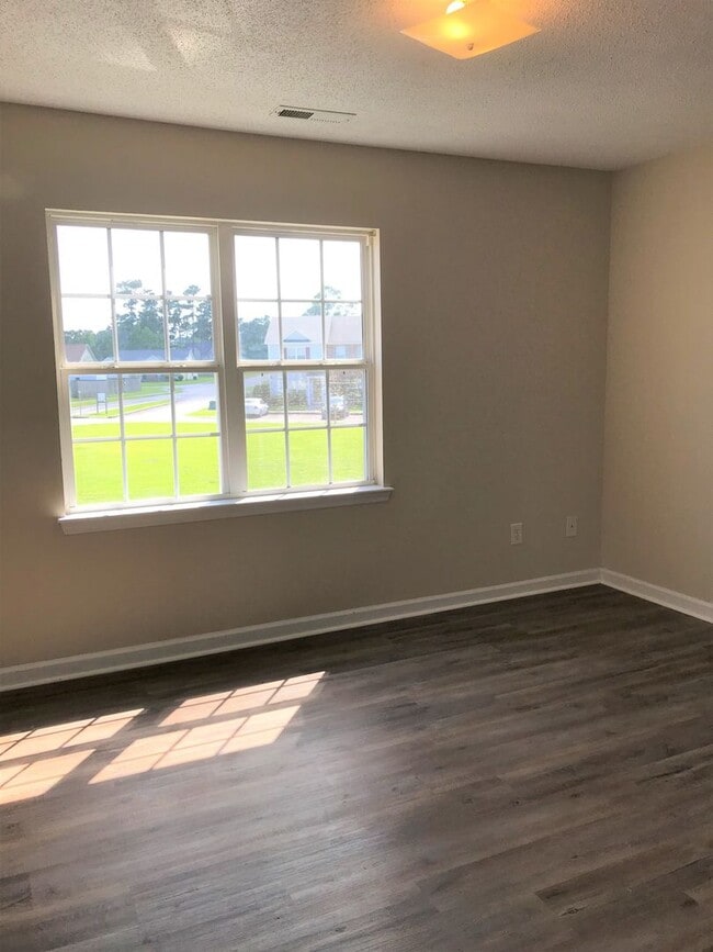 Building Photo - Well Maintained 2 Bedroom 2.5 Bathroom Townhome
