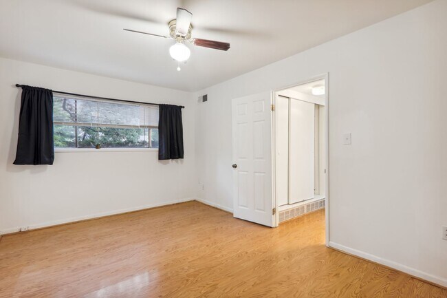 Building Photo - Kensington Terrace - patio level & parking