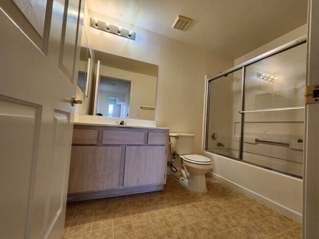 Building Photo - Fantastic, well maintained 2 bedroom condo.