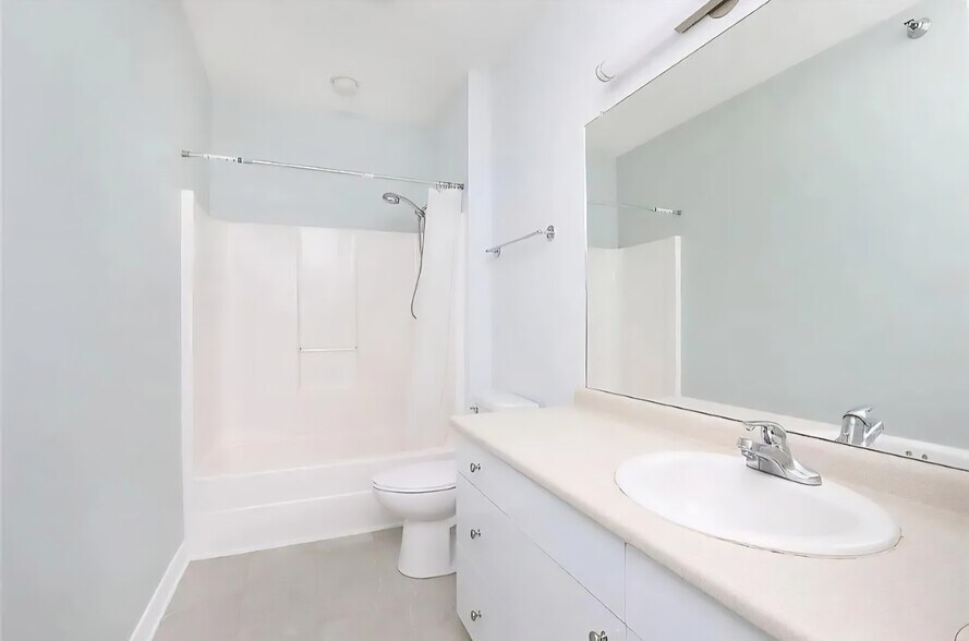 Building Photo - 1760 SE LA Grant Pkwy