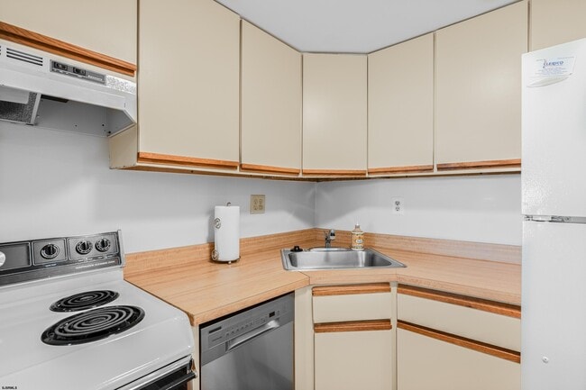 Building Photo - 9609 Pacific Ave