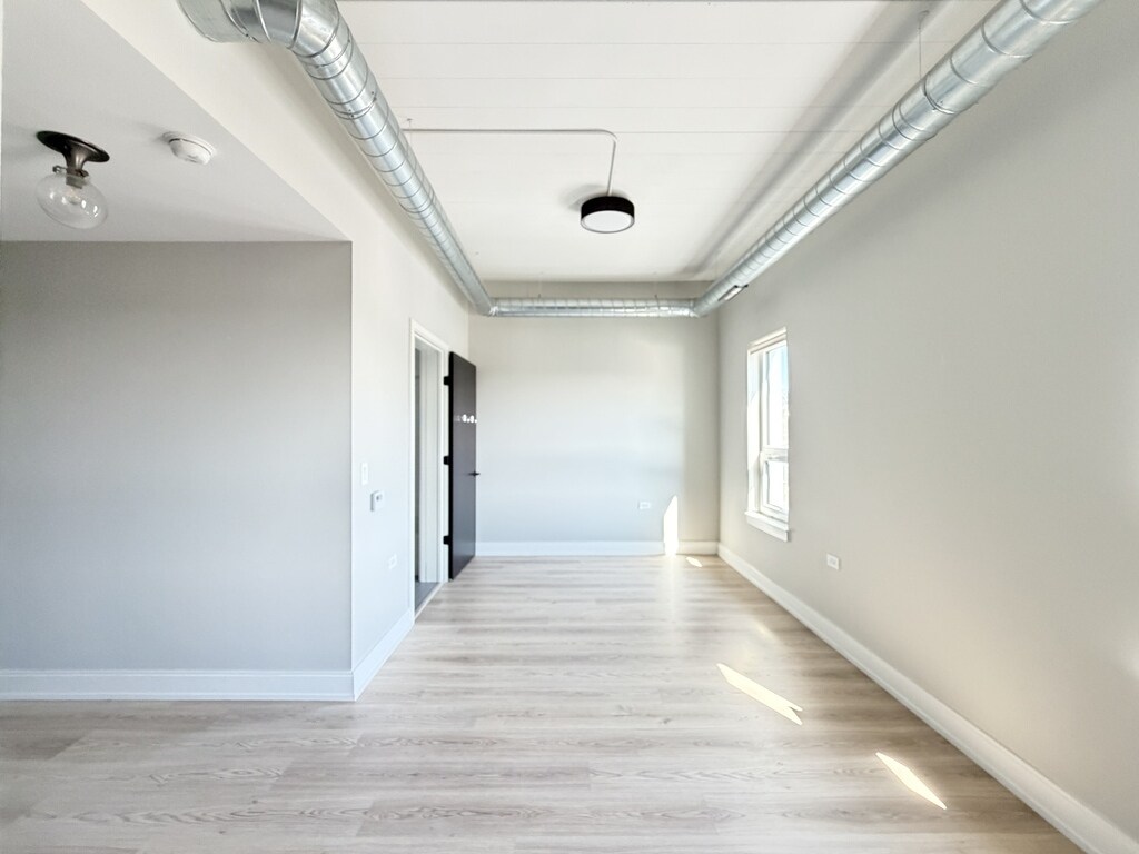 Building Photo - 941 W Belmont Ave