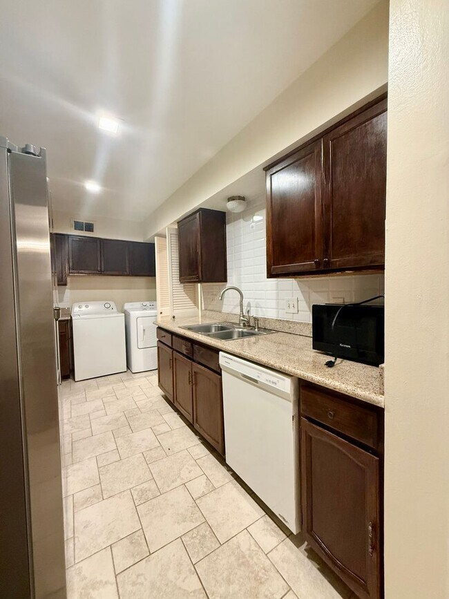 Building Photo - Charming one story Condo in Post Oak