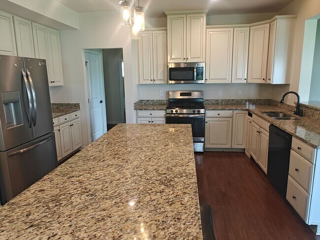 Building Photo - Large 4 bedroom home with recreational roo...
