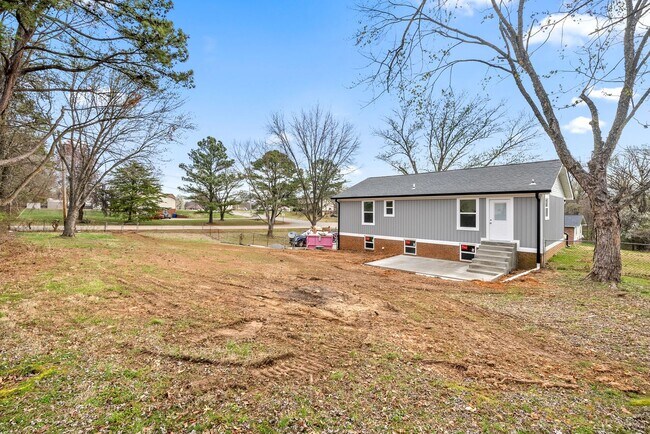 Building Photo - Newly Renovated 3 Bedroom Pet Friendly Hom...
