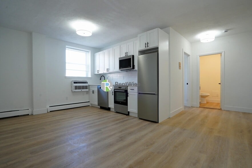 Building Photo - 740 E 7th St