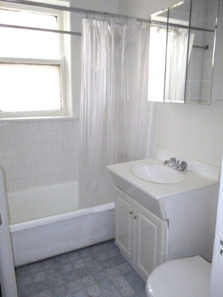 Building Photo - 921 W Oakdale Ave