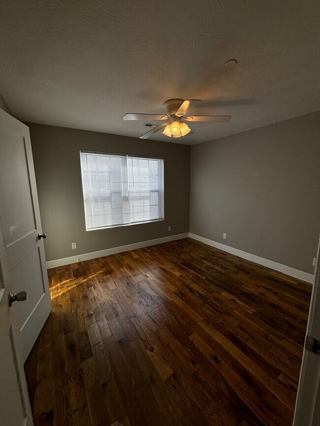 Building Photo - 1316 E Blaine St