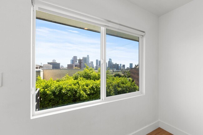 Building Photo - Beautifully updated 1 bed / 1 bath apartment in Echo Park is now available - Includes private par...