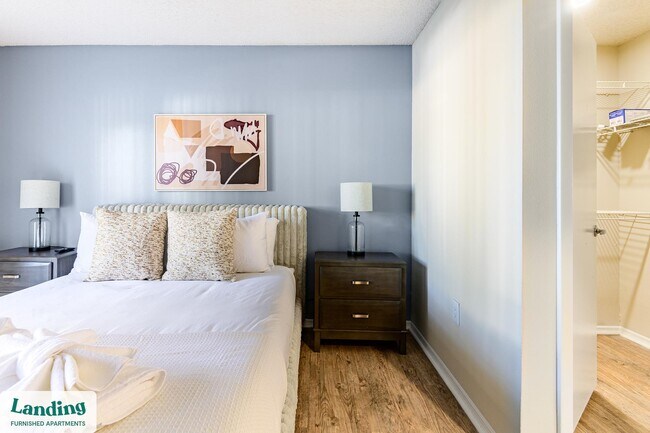 Building Photo - 1000 Palm Pl Dr NE