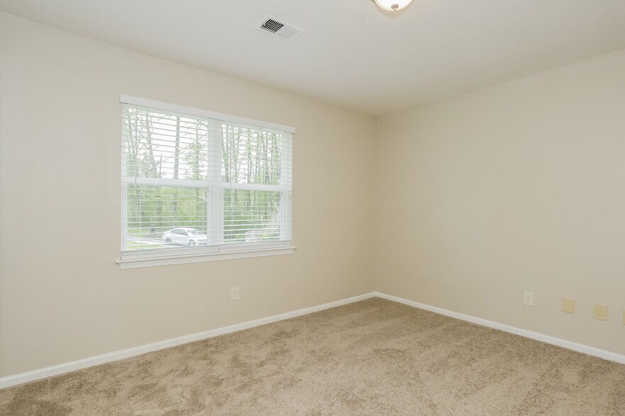 Building Photo - 843 Tall Deer Dr
