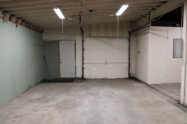 Building Photo - Unique Rental in Grandview with 3 bay gara...
